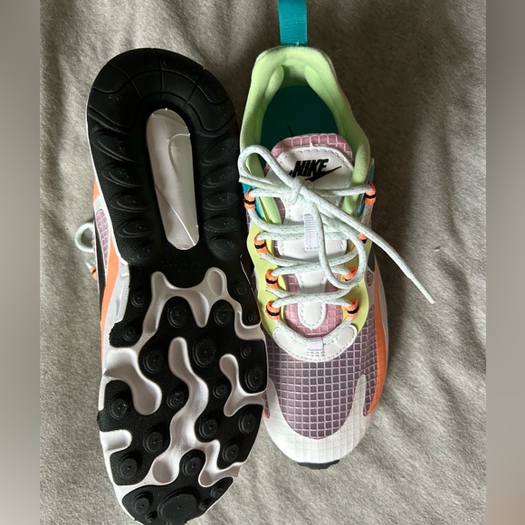 Nike Air270 Sneakers - Picture 3 of 4